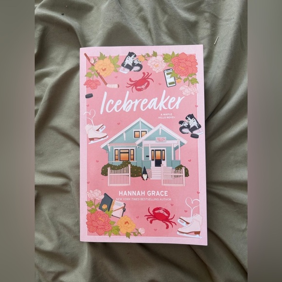 Hannah Grace, Icebreaker and Wildfire probably Smut - Picture 2 of 6